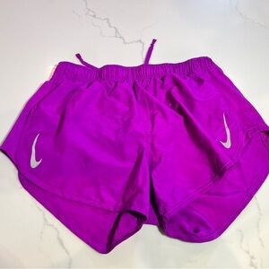 NWOT - Women’s Nike running shirt SZ S - fuscia pink